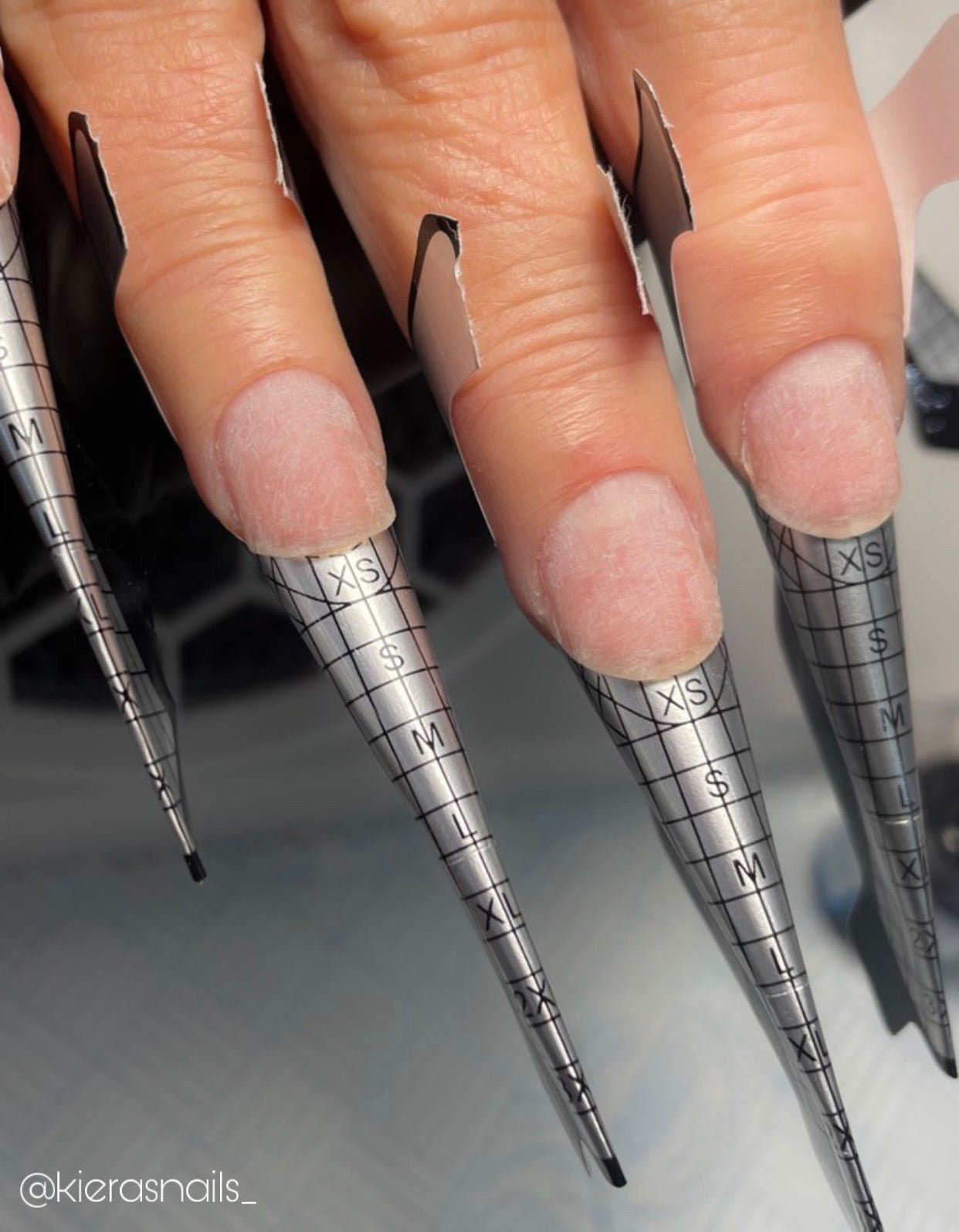 XL Foil Nail Forms for sculpting acrylic or gel nails. These forms make an easy base for you to sculpt acrylic nails on. It’s an essential salon product when working with acrylic. Use to extent the nails to your desired length and shape.