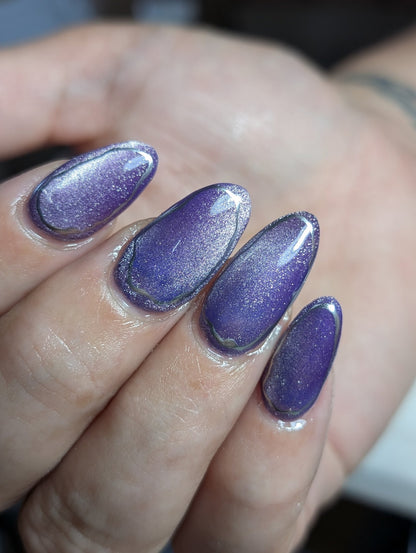 Royal Bloom – Cat Eye Gel Polish